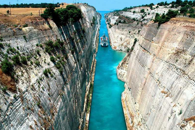 Самый узкий канал в мире, где может легко застрять корабль путешествия