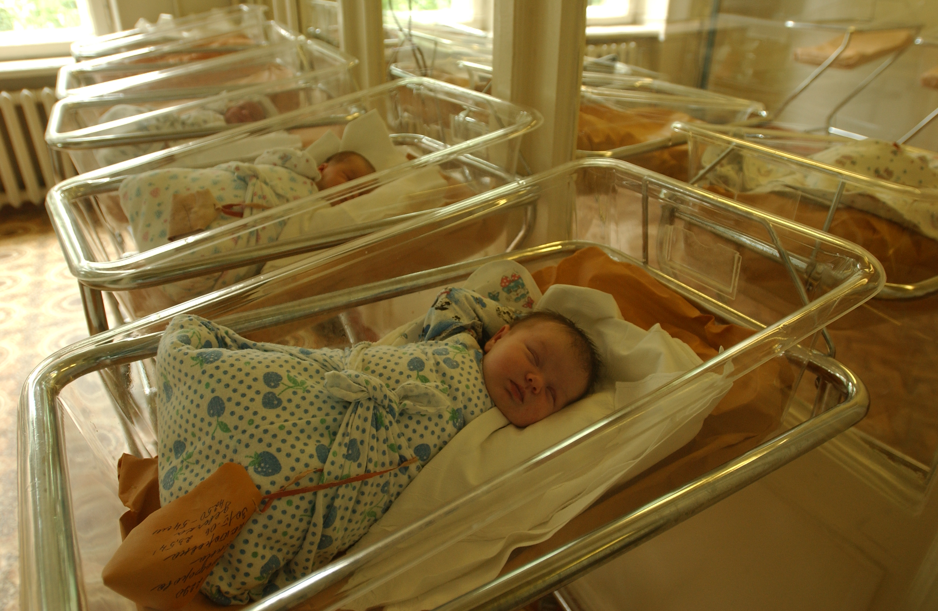 Сколько детей родилось в марте. Дом малютки Тюмень. Новорожденный ребенок в больнице. Новорожденный малыш в роддоме.