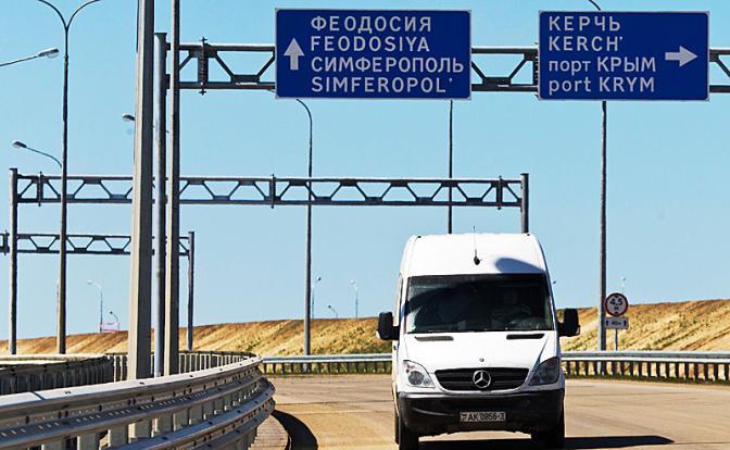 На фото: Керчь. Автомобили во время движения по Крымском мосту через Керченский пролив