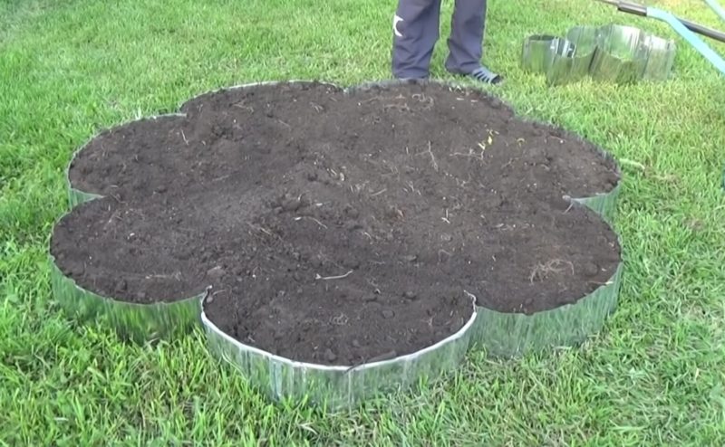 Красивая и практичная клумба из остатков профнастила Красивая и практичная клумба из остатков профнастила