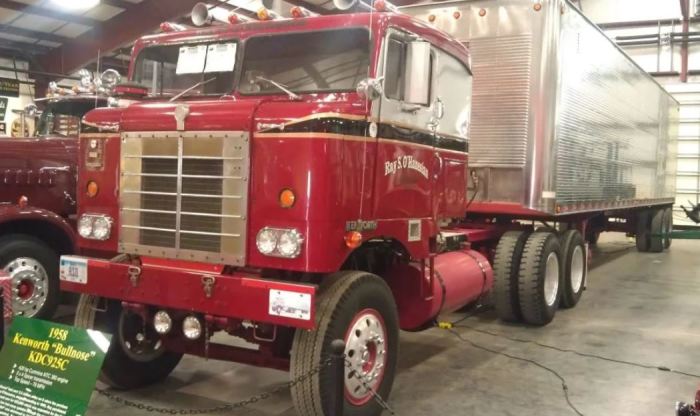 Водитель отъездил на одном грузовике 34 года, а когда закончил трудиться, не стал бросать любимую машину Водитель отъездил на одном грузовике 34 года, а когда закончил трудиться, не стал бросать любимую машину