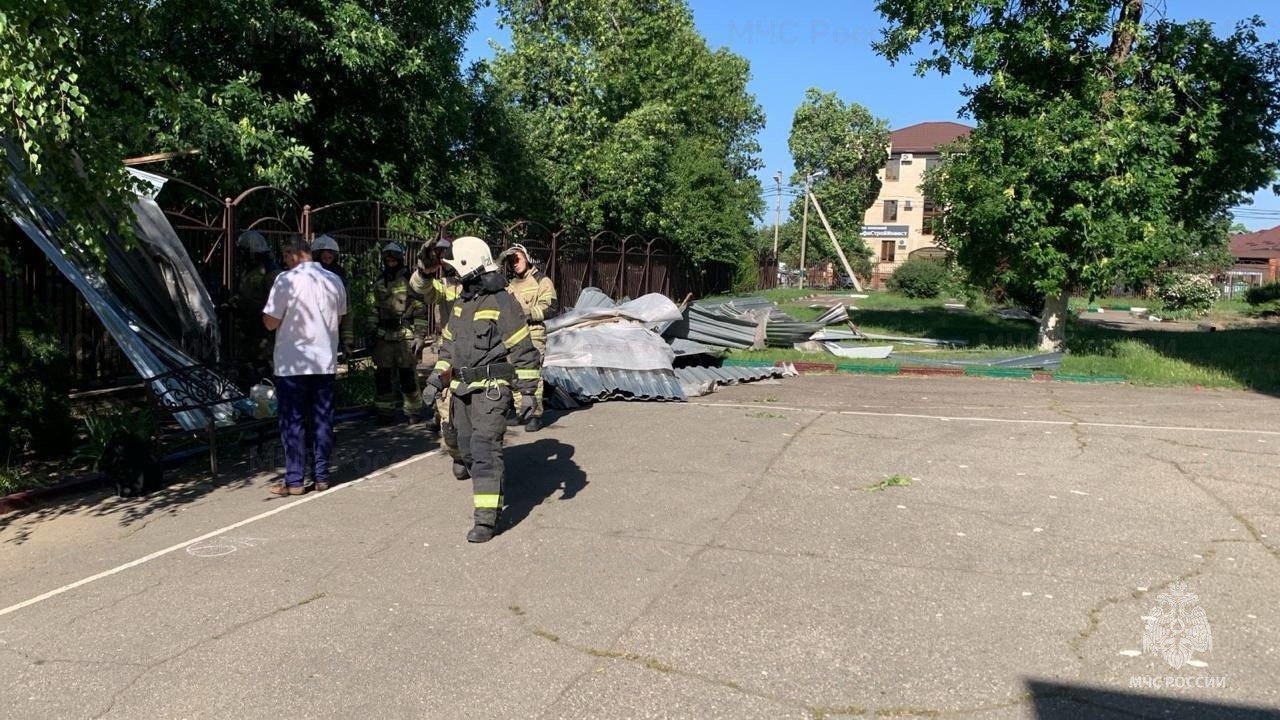 Пострадали дети: в Краснодарской школе сорвало крышу перед началом школьной линейки
