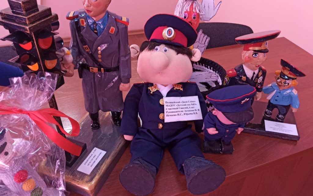 Жители Братска и района создают игрушечных полицейских для конкурса