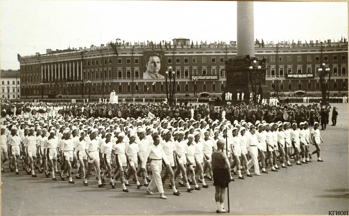 Какая жизнь была до войны. 30 Мая 1932 первый парад физкультурников. Парад физкультурников на красной площади 1932. 30 Мая 1932 — в Ленинграде парад физкультурников. Парад физкультурников Ленинград.