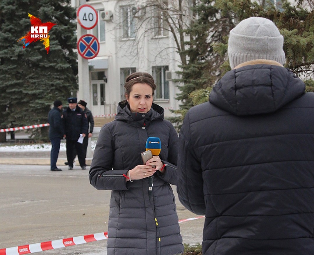 Работа украинских журналистов возле здания суда. Фото: Александр КОЦ, Дмитрий СТЕШИН