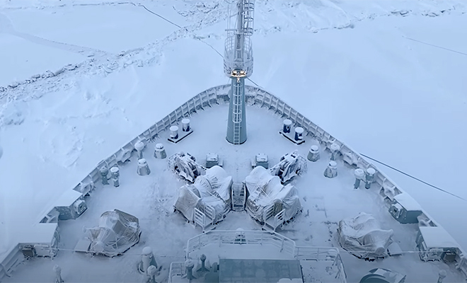 Самый мощный ледокол в мире идет через ледовый панцирь Арктики. Видео с камеры на корпусе