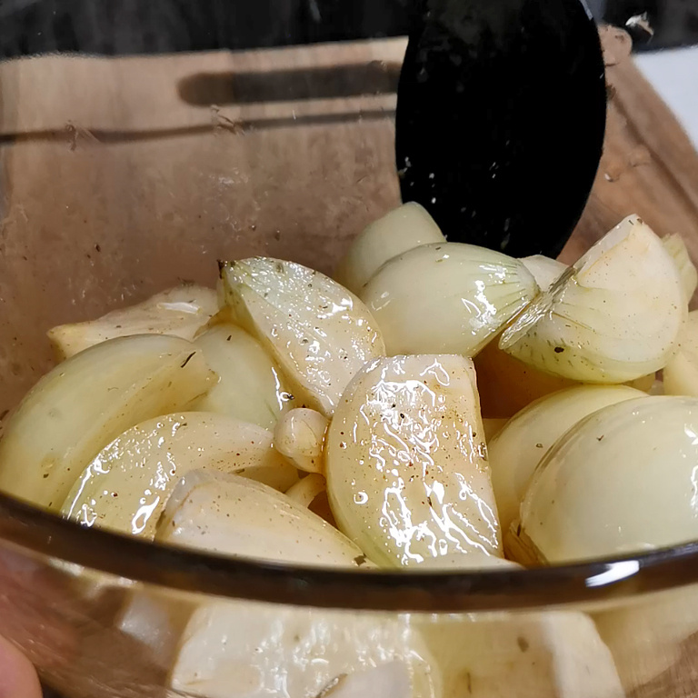 Почти никто не знает, что из лука можно приготовить такую вкусноту. Улетает за минуту, остыть не успевает Почти никто не знает, что из лука можно приготовить такую вкусноту. Улетает за минуту, остыть не успевает просто, очень, форму, ничего, сегодня, когда, нужно, больше, рецепт, масло, готовить, сразу, потом, сделал, бумаги, жалко, Правда, 😉Выкладываем, ругала, пекарской