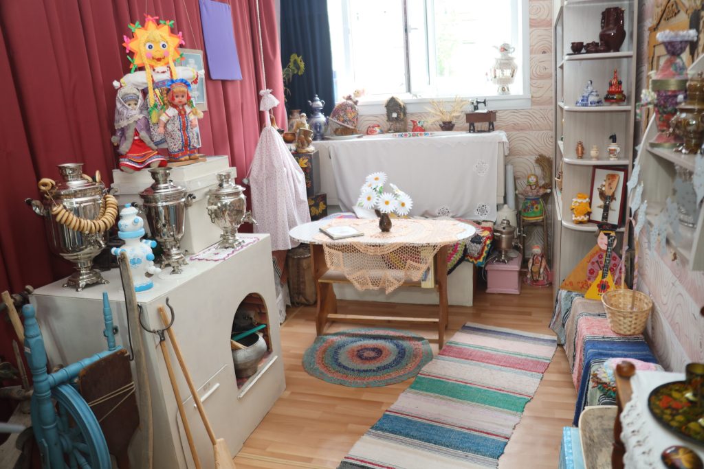 Русская традиционная комната с самоварами и куклами.