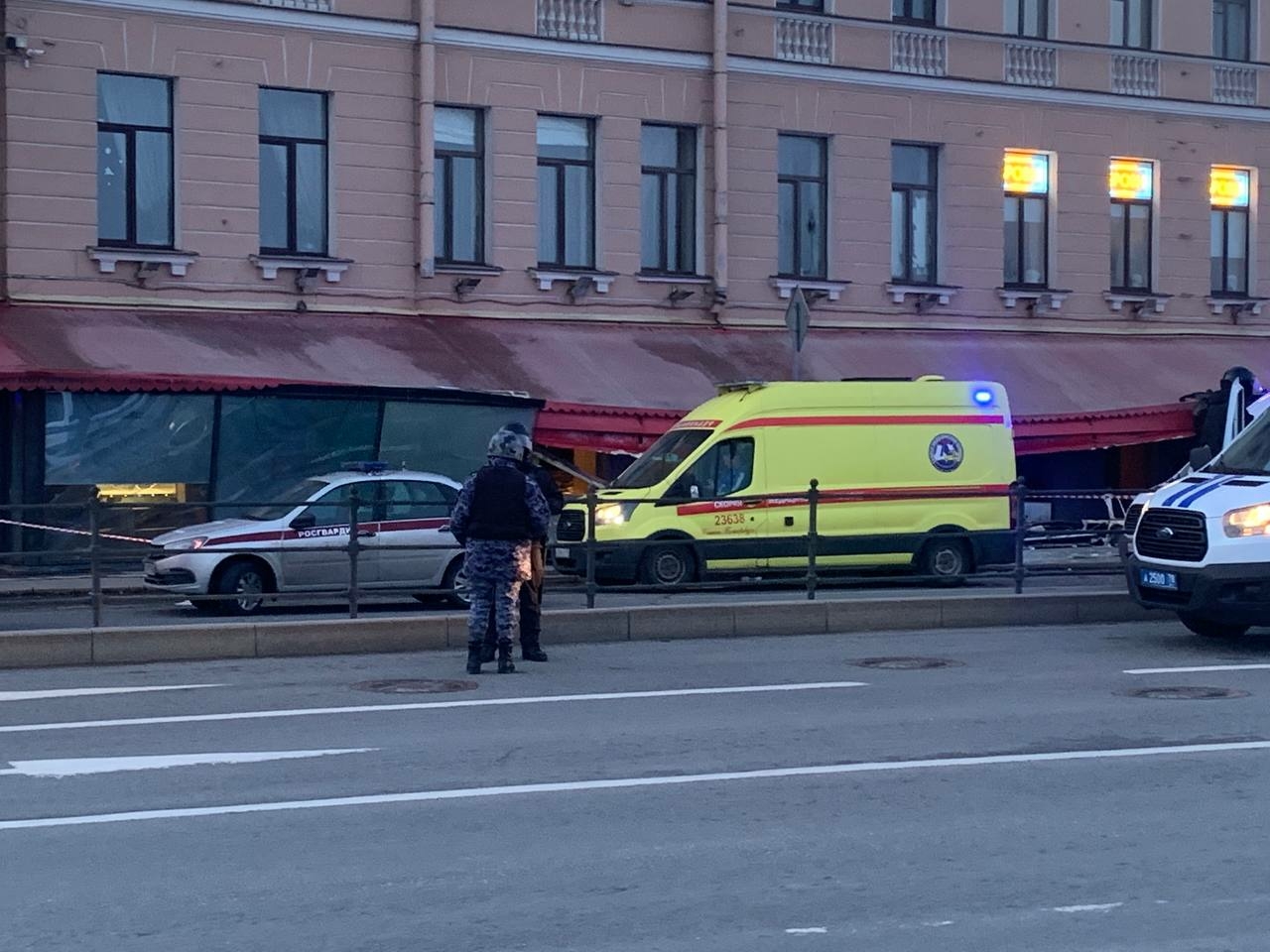 Взрыв на васильевском острове. Взрыв в Петербурге Университетская. Взрыв на Университетской набережной в Санкт-Петербурге. Взрыв Университетская набережная СПБ.