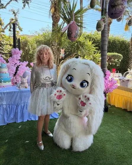 76-летняя Алла Пугачёва отпраздновала Пасху в мини-юбке соцсетях, Пугачёва, который, ПугачёваАлла, рядом, прошёл, недавно, праздника, Галкина, СШАРанее, обратили, внимание, которая, после, начала, перебралась, семьёй, границу, резко, постарела