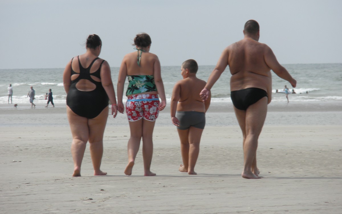 Люди которые страдают ожирением. Толстяк на пляже. Жирные на пляже.