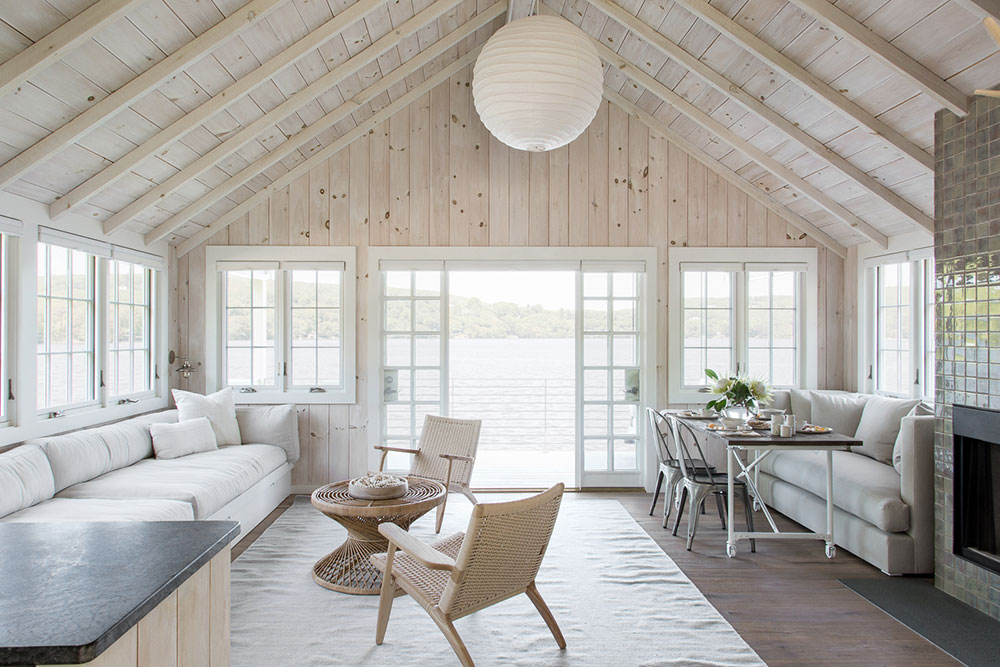 Очаровательный дом у озера со светлыми интерьерами в США Очаровательный дом у озера со светлыми интерьерами в США американский стиль,вид из окна,деревянный дом,Дом у озера,интерьер и дизайн