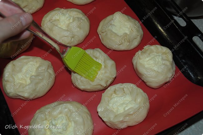 Здравствуйте. Уже не первый месяц, как пеку пироги, собираюсь рассказать о рецепте этого теста, но вспоминаю, когда уже пироги готовы. Рецептов очень много и в каждом есть своя изюминка. Этот рецепт мне попался на просторах интернета, когда я искала рецепт быстрого дрожжевого теста для пирогов. Меня подкупило слово быстрое, так как всегда хочется сэкономить время и при этом приготовить что-нибудь вкусненькое. Еще в рецепте говорилось, что пироги, приготовленные из этого теста, не черствеют очень долго, аж неделю. Верность этого утверждения нам не удавалось проверить до сих пор, потому как пироги мы съедаем быстро, редко когда остаются на второй день. Но вот что точно могу утверждать, что даже если вы уберете пироги в холодильник (а я всегда убираю пирожки храниться в холодильник, если в начинке яйца или грибы, все таки это скоропортящаяся начинка), они все равно будут мягкими и вкусными. Бывает пироги пару часов полежат и уже не такие вкусные, не такие мягкие и воздушные. А эти неееет, очень вкусные и нежные. <br />
Расскажу еще о плюсах этого теста:<br />
1. Не нужно ждать, когда тесто подойдет, можно печь сразу. Поэтому, если начинка требует предварительного приготовления, например, протушить что-то надо или отварить, то все следует приготовить заранее, иначе на это просто не останется времени.<br />
2. После того как тесто готово, мука больше не понадобится. Оно довольно таки жирное, не липнет к рукам и столу, поэтому лишняя мука для лепки не нужна. А потом и стол не нужно оттирать от этой муки.<br />
В общем кому стало интересно, читаем дальше. фото 17