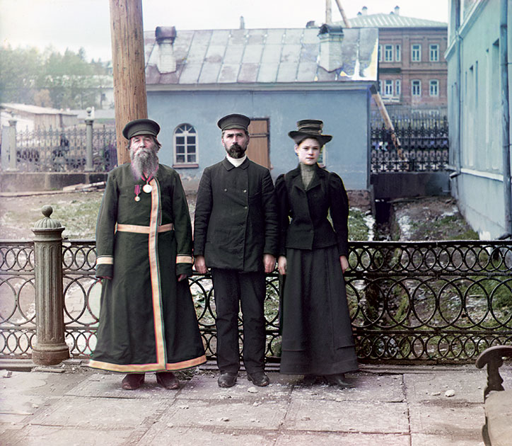 Три поколения: А.П. Калганов с сыном и внучкой. Двое последних работают в мастерской Златоустовского завода. 1910 год 