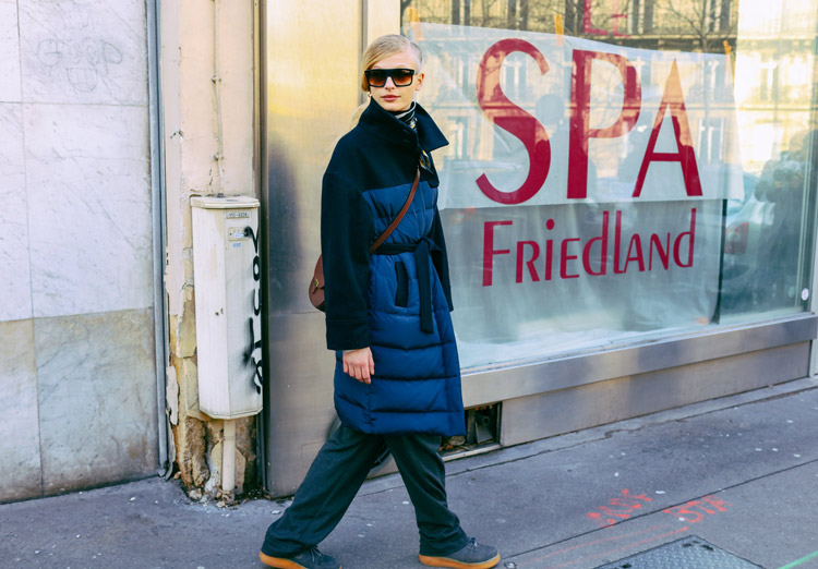 Frederikke Sofie в синем удлинненом пуховике и широких зеленых бруках