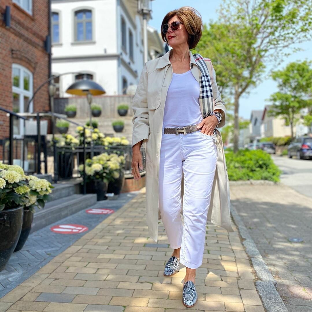 10 «вкусных» образов с белыми брюками для женщин старше 50 лет