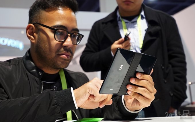 На CES 2019 привезли новый складной смартфон с гибким экраном ces 2019