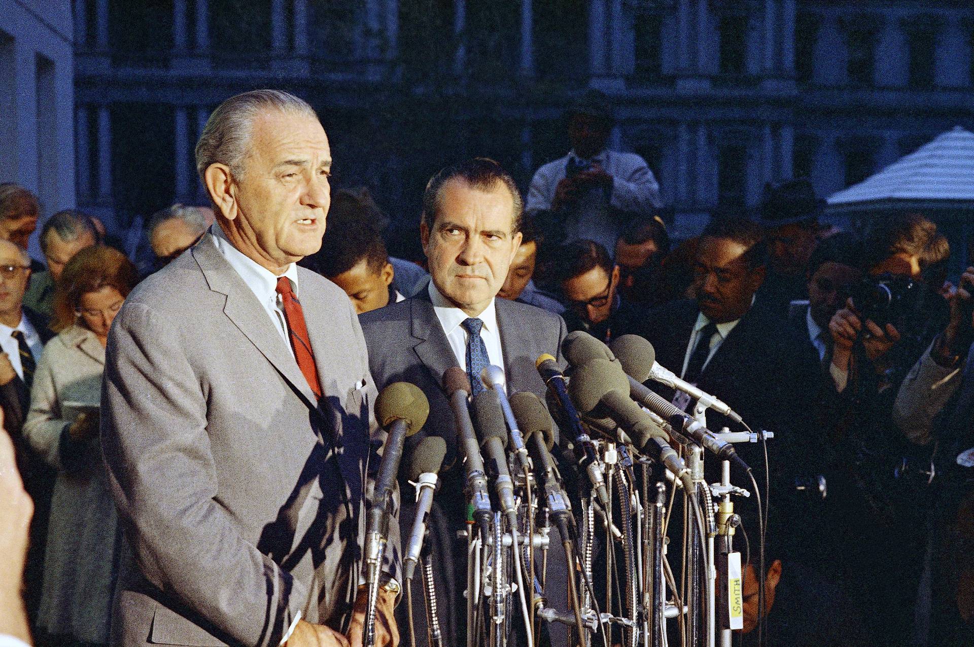 Президент США Линдон Джонсон и избранный президент США Ричард Никсон, 1968 год AP Photo/Charles Tasnadi