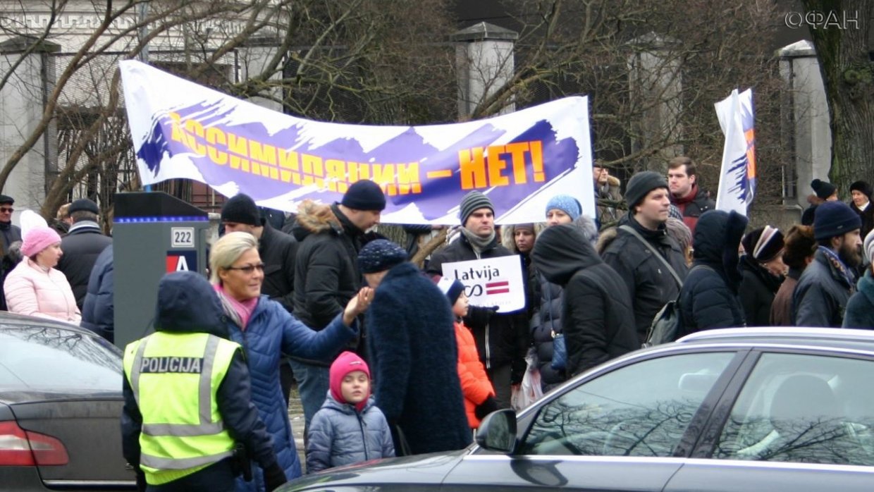 «Ассимиляции – нет!» - требуют участники митинга перед представительством Евросоюза в Риге 10 марта 2018. Федеральное агентство новостей/Карен Маркарян