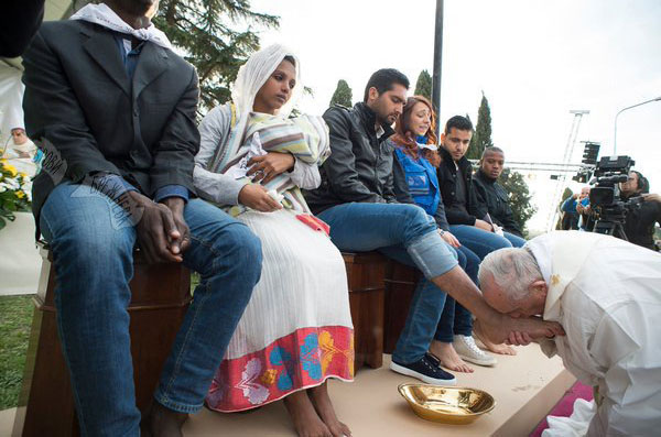 Папа римский в Великий четверг омыл и поцеловал ноги 11 беженцам