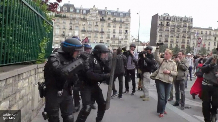 Сдались: почему власти Парижа дали разрешение на проведение митинга профсоюзов