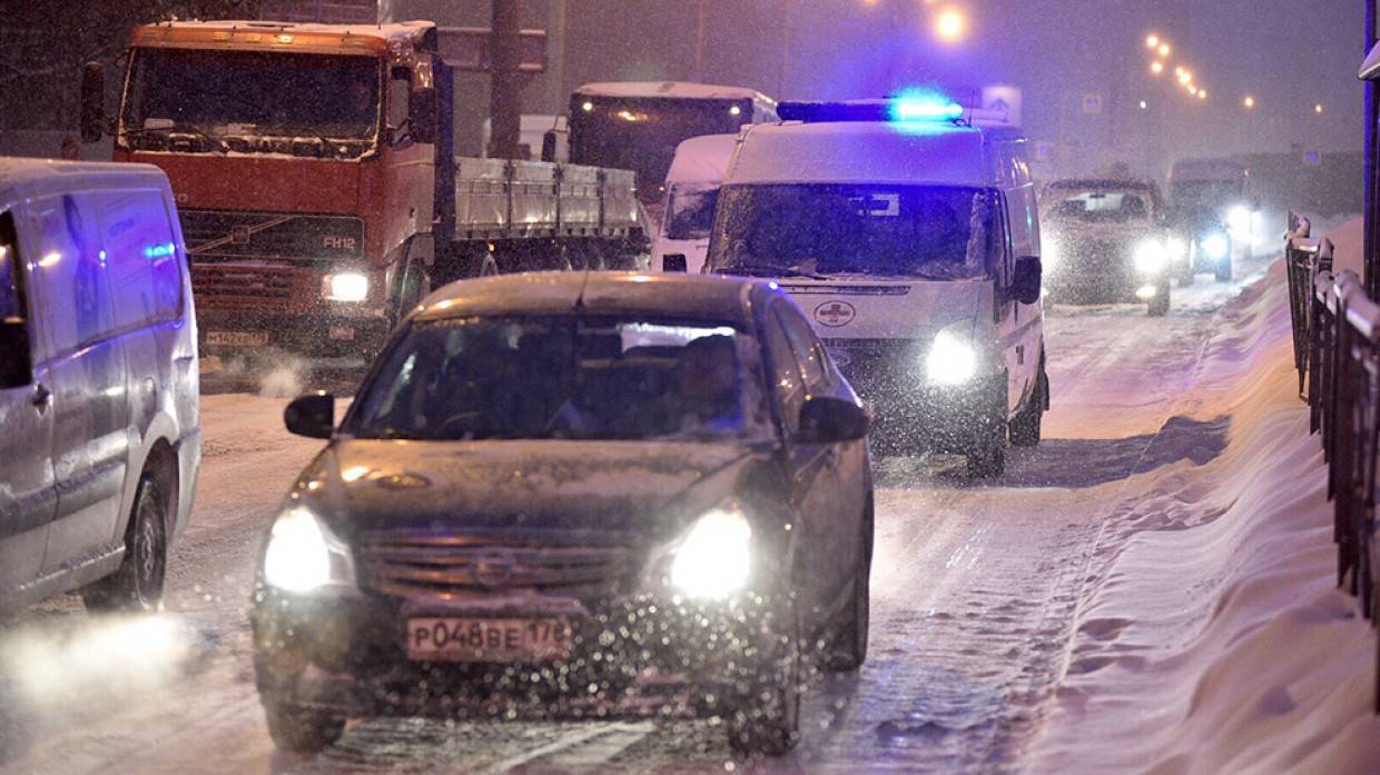 Дорожное движение встало почти во всех районах Петербурга из-за обильного снегопада