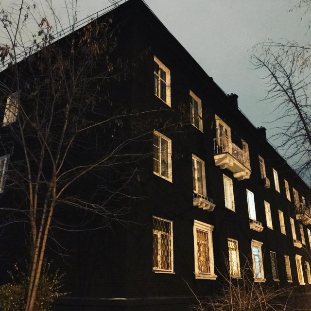 В Подмосковье сталинку покрасили в черный цвет В Подмосковье сталинку покрасили в черный цвет