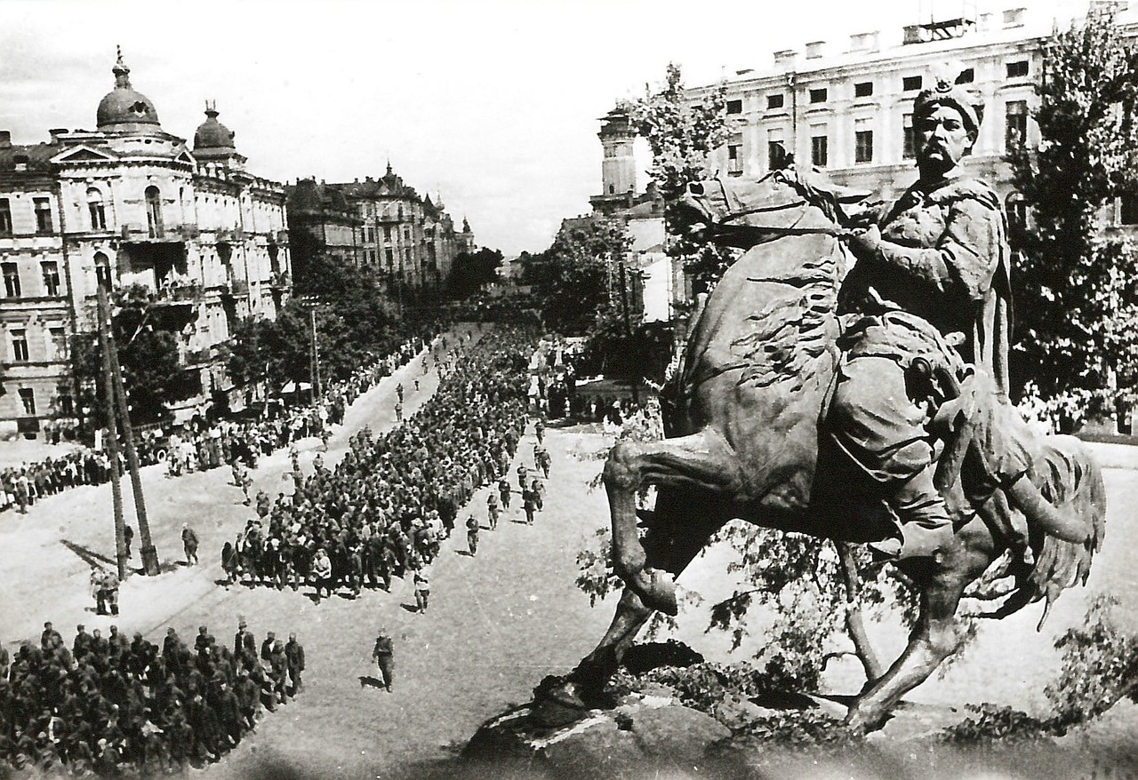 1943. Немецкие военнопленные на марше через Киев. Снимок сделан с памятника Богдана Хмельницкого
