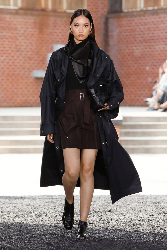 Косынки из кожи, которые все будут носить весной, — на показе 3.1 Phillip Lim Косынки из кожи, которые все будут носить весной, — на показе 3.1 Phillip Lim лучшее,мода,модные советы,Наряды