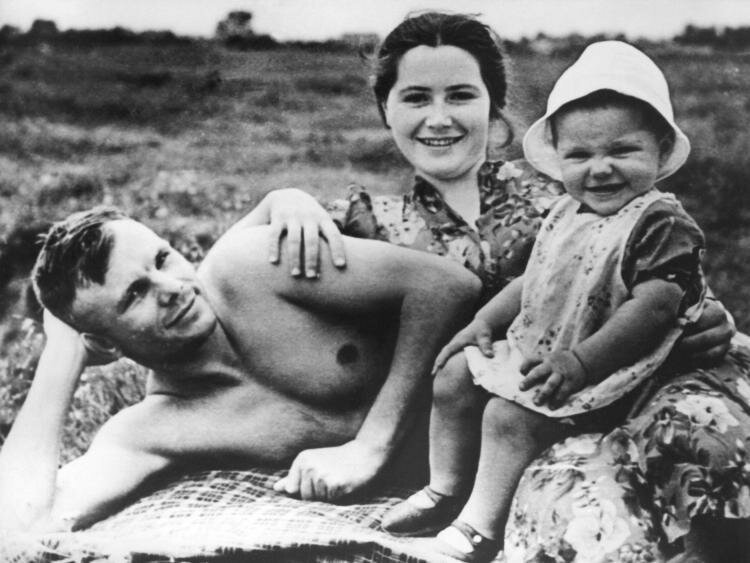 Юрий Гагарин со своей семьей позитив, фото, это интересно