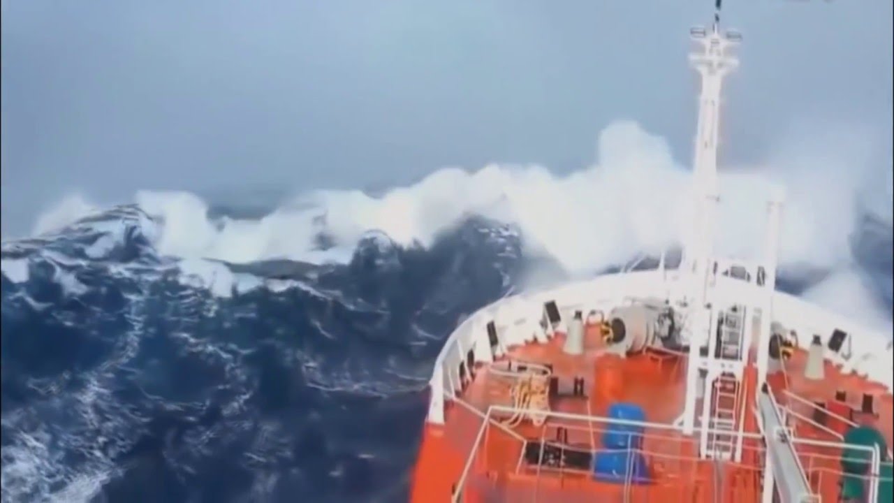 Экстремальный изгиб судна во время шторма