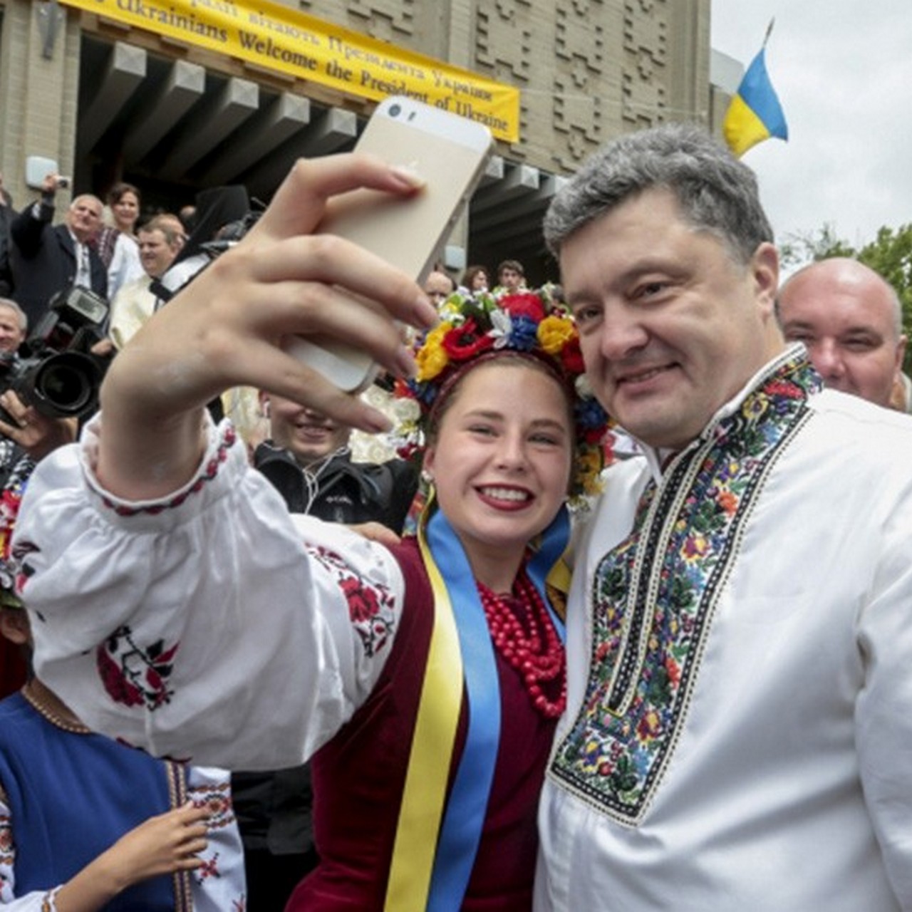 Хохлы радуются крокус. Украина народ. Современные украинцы. Человек в вышиванке. Украинцы люди.