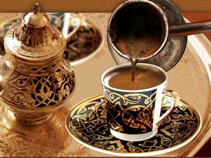 Маленькая чашечка и максимум три добавки - обязательный атрибут кофейного этикета в Иордании. /Фото: rusib.ru