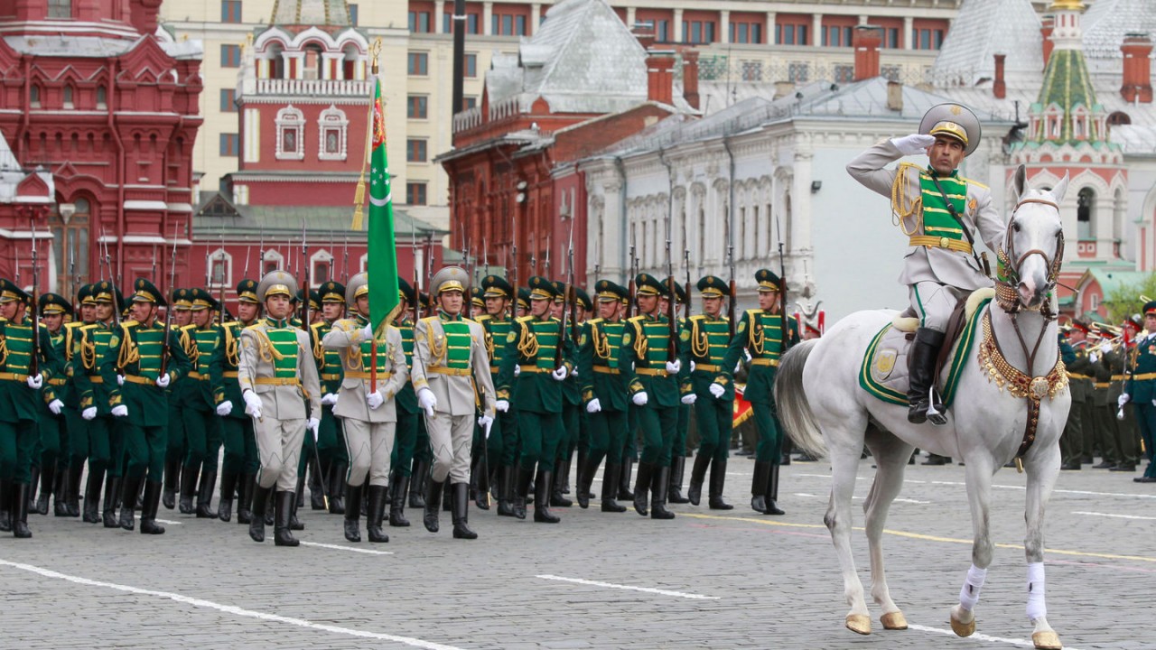 Парад Победы 2010 года на красной площади в Москве. Парад Победы 2010 Туркмения. Парад Победы 2010 года. Конь на параде. Парад 9 мая 2010