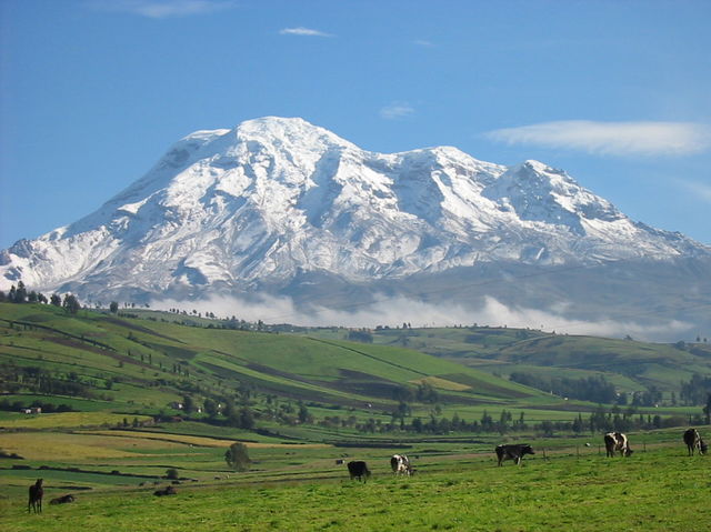 Если считать от центра Земли, то самой высокой точкой является не Эверест, а потухший вулкан Эквадора Чимбора́со (6267 метров).