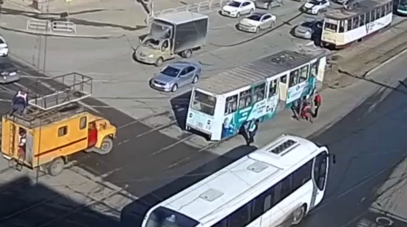 Движение ограничено: в центре Челябинска у трамвая вырвало 