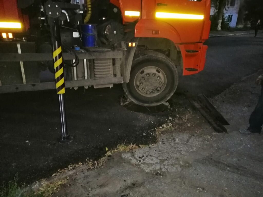 В Рязани мусоровоз провалился в люк на отремонтированной дороге