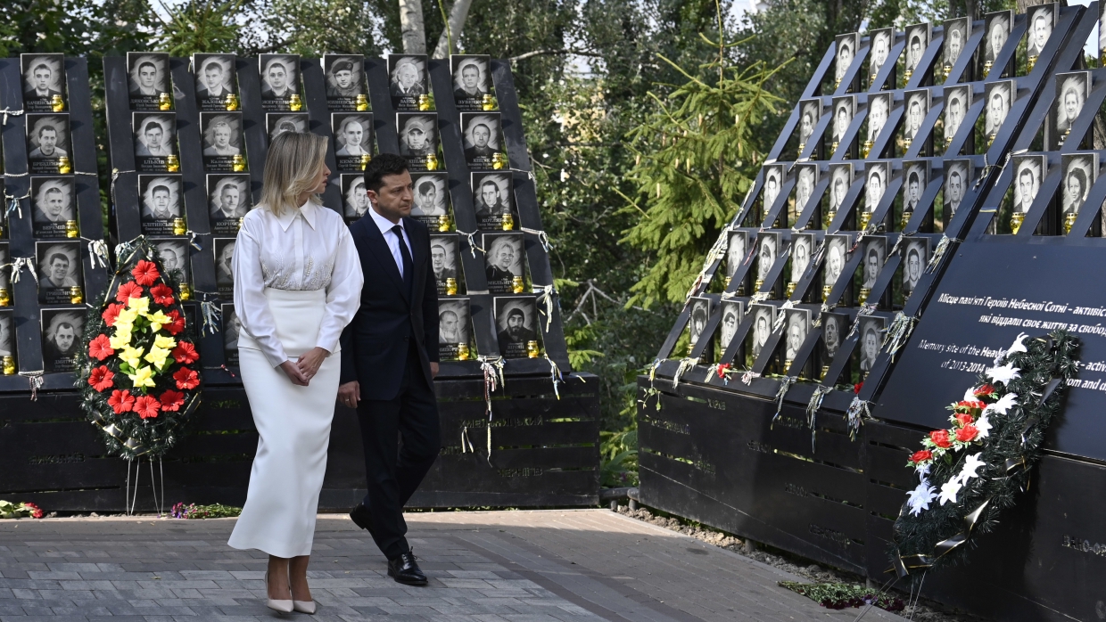 Порошенко в зеленке и радикалы с лягушками: как прошло 30-летие независимости Украины Порошенко в зеленке и радикалы с лягушками: как прошло 30-летие независимости Украины Украина