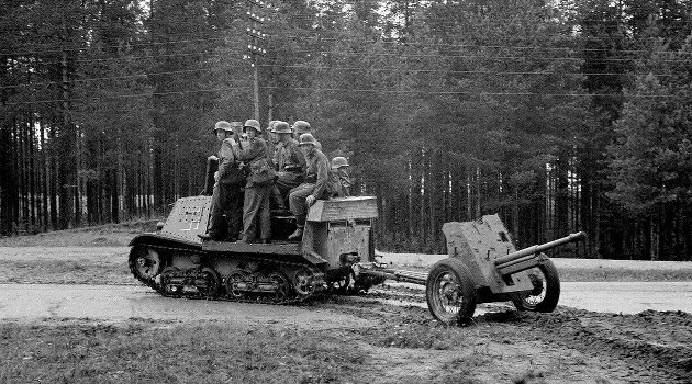 Как советские курсанты атаковали фашистов на тракторе «Комсомолец» и чем закончился этот отчаянный бой история