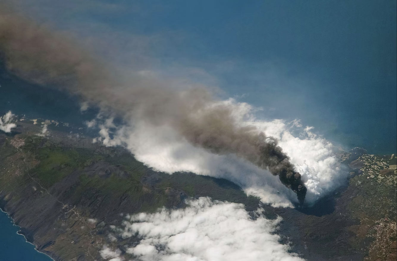 Извержение вулкана на Канарских островах октября, более, метров, ЛаПальма, новый, Susana, продолжает, острове, течет, потока, SantosЛава, потоку, достигала, импульс, вулкана, стороне, северной, конуса, обвал, произошёл