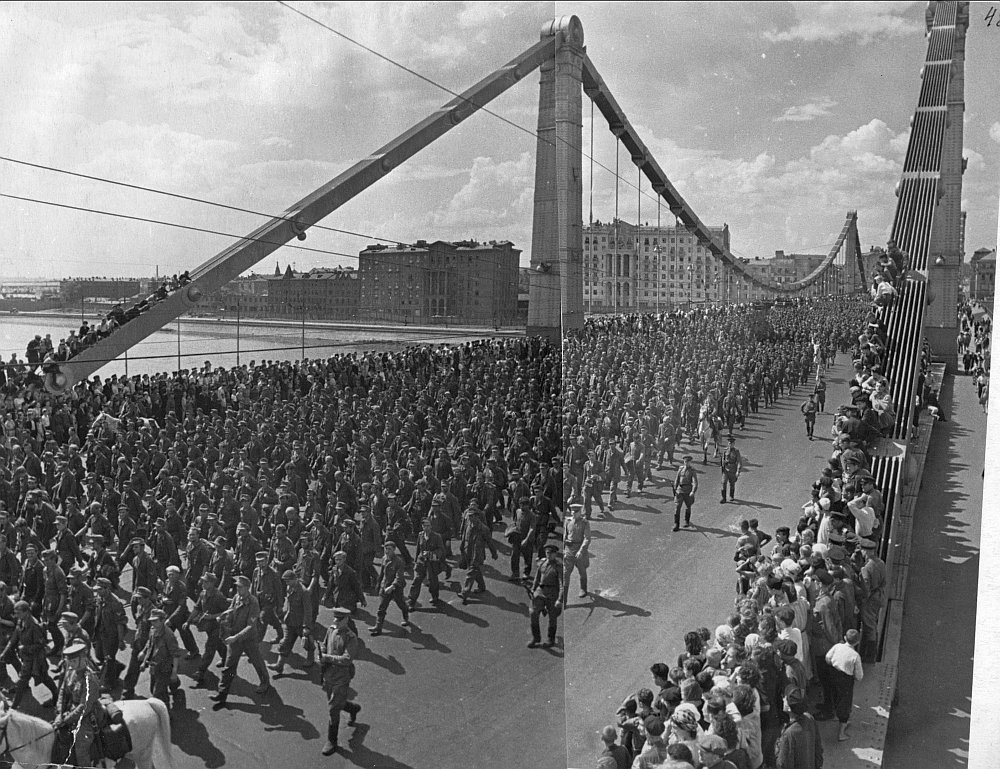 Пленные фашисты "форсируют" Москву-реку.  Фото: РГАСПИ. Ф. 17. Оп. 125. Д. 263. Л. 48.