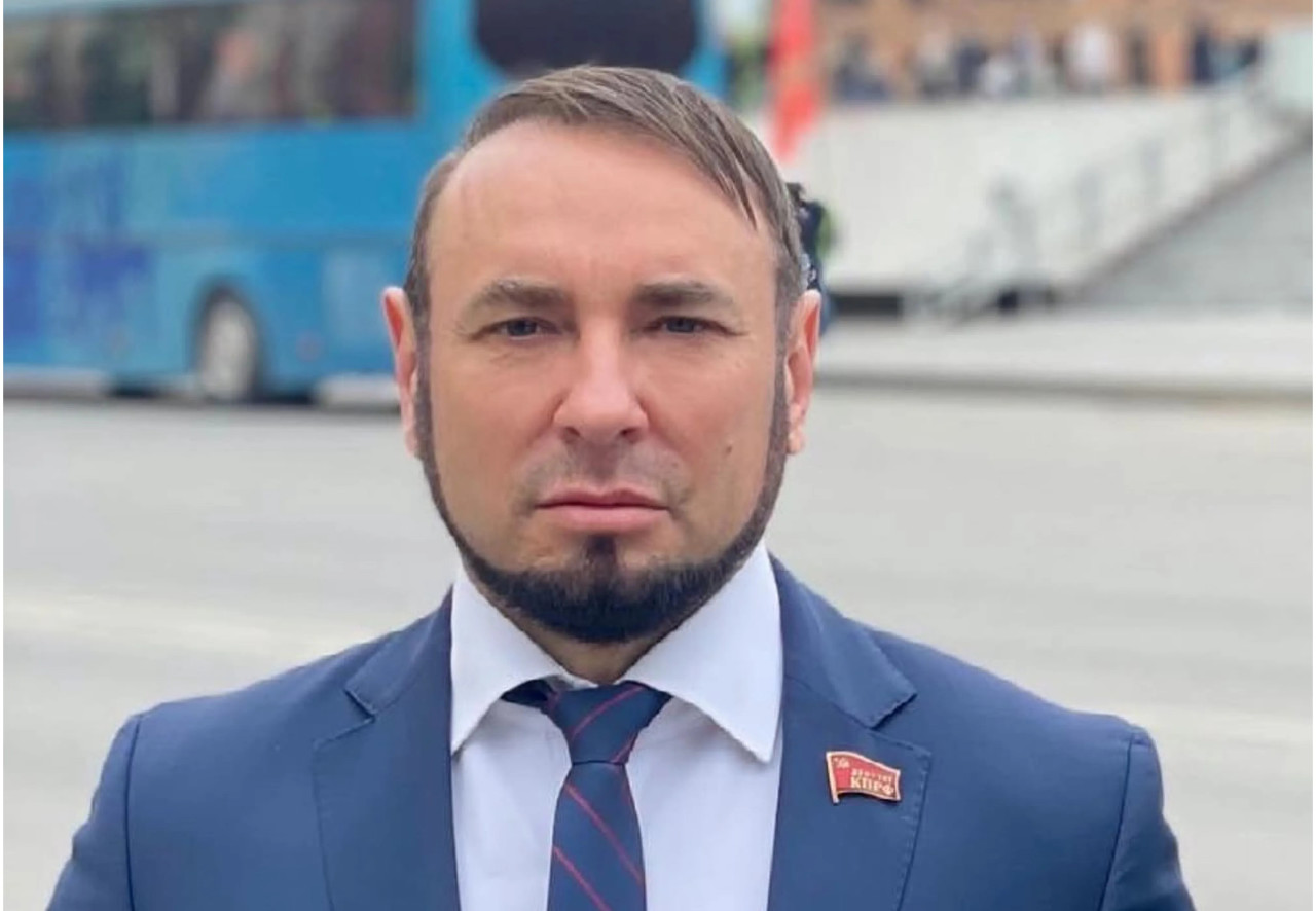 "За 18 млн рублей это не яхта, а шлюпка". В сети высмеивают экс-депутата Андрея Анненко, у которого затонуло судно на Волге