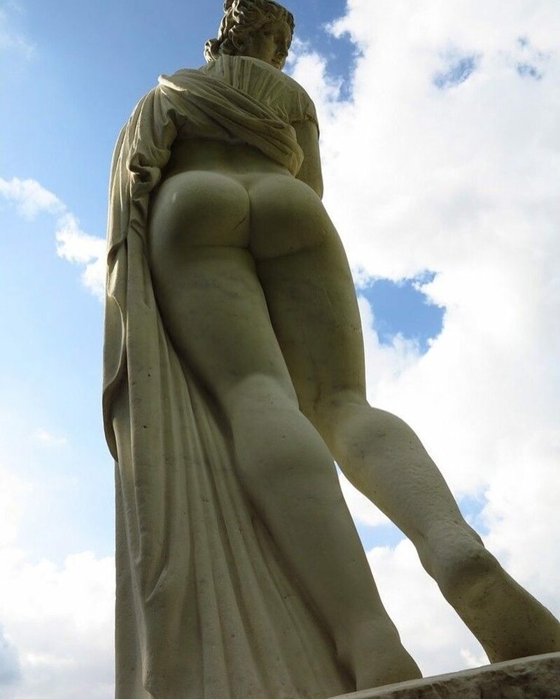 От огромных до маленьких и наоборот: как менялась мода на женские ягодицы От огромных до маленьких и наоборот: как менялась мода на женские ягодицы