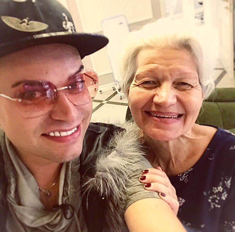 «Бабку похоронил, а сам с другой развлекается»: поклонники возмущены поведением Гогена Солнцева