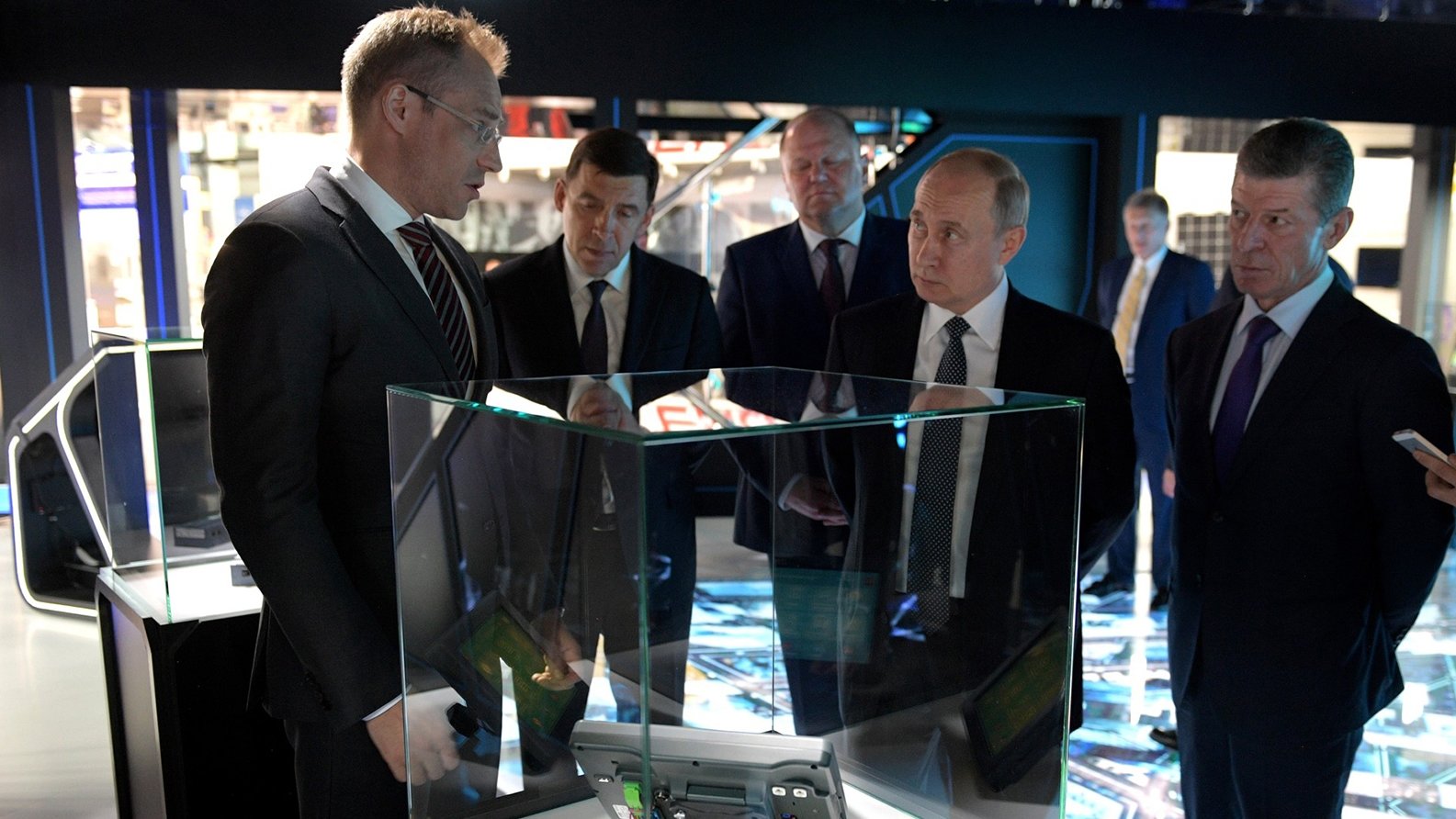 Путин ознакомился с уникальными отечественными разработками на «Иннопроме»