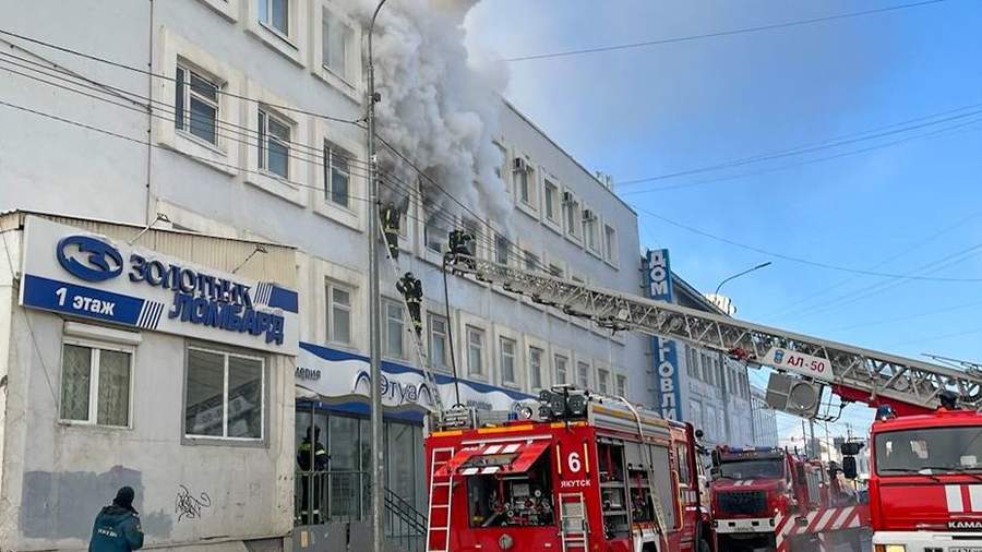 Торговый центр загорелся в Якутске