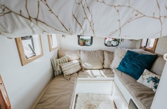 Уютная гостиная с мягкими диванами оформлена в светлых тонах. | Фото: instagram.com/ @wazimulife.
