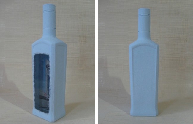 Светло-голубой и белой акриловой краской при помощи губки создаем эффект инея на бутылке