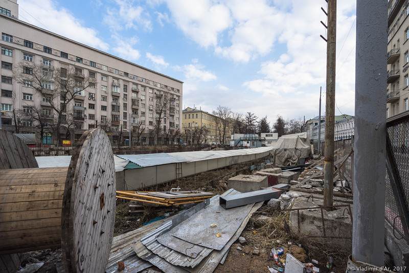 Открытый фрагмент стены белого города. Хохловская площадь стена белого города. Фрагмент стены белого города на Хохловской. Фрагмент белой стены Москва. Фрагмент стены белого города на Хохловской площади фото.