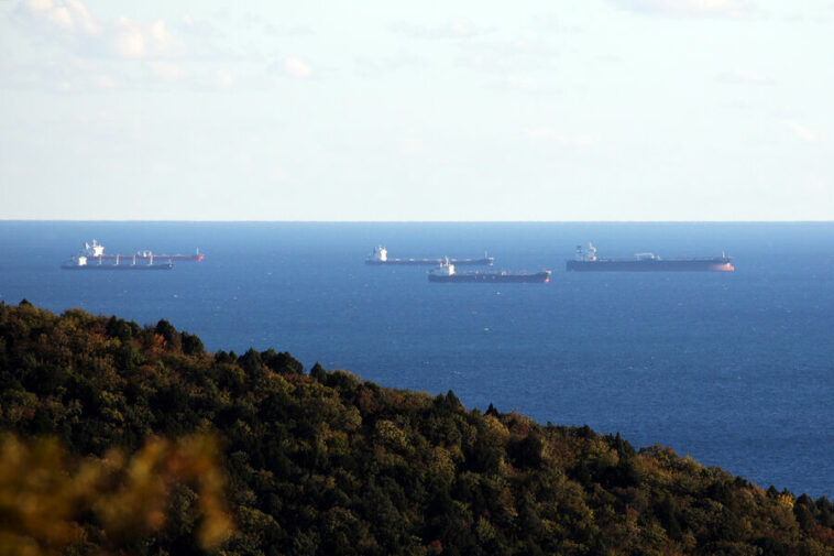 «Сократить доходы России»: США расширили санкции против РФ на три нефтяных танкера и 20 компаний